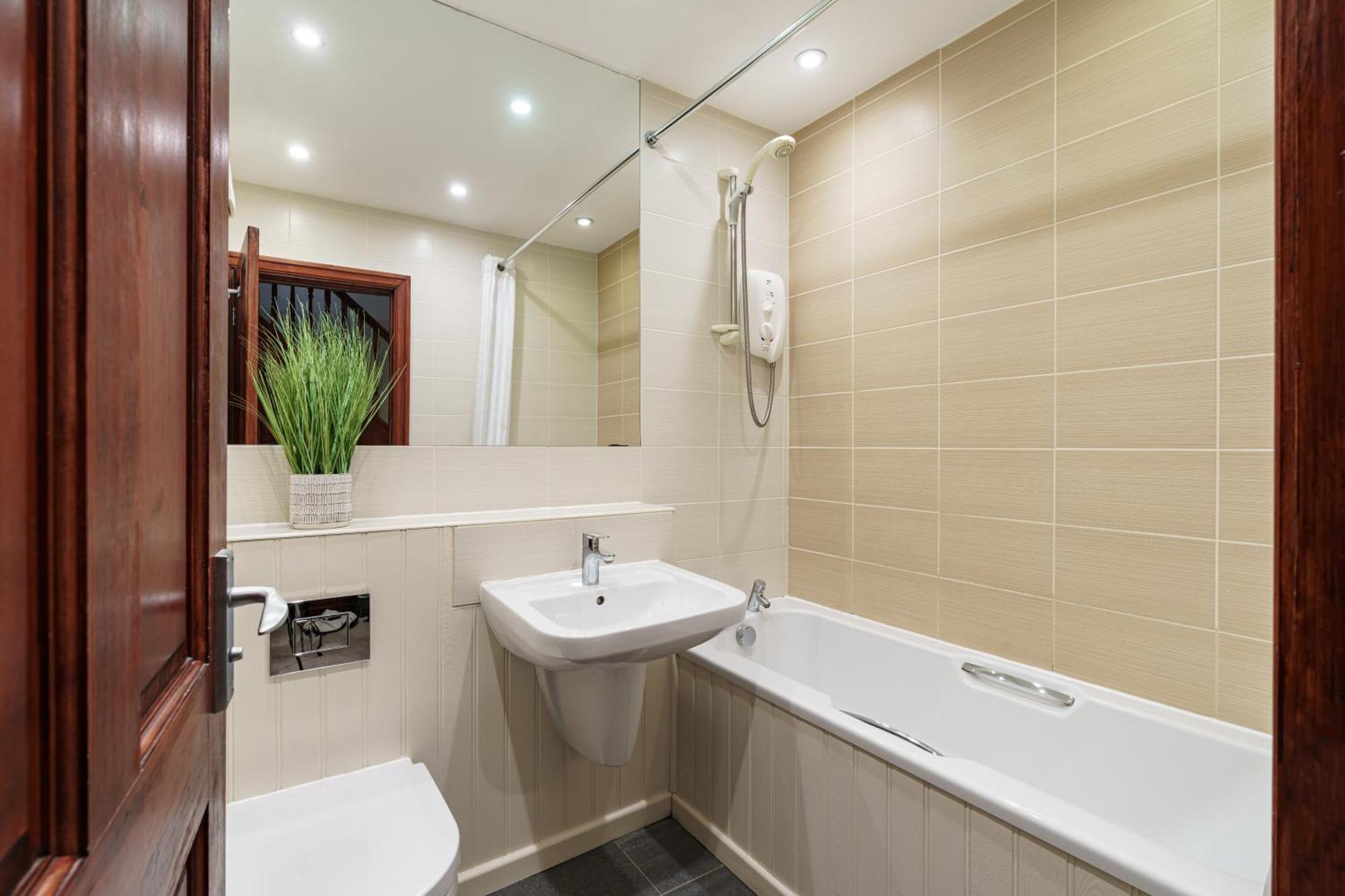 2 Bedroom Lake District Cottage At Windermere Marina Village Bowness-on-Windermere Bagian luar foto